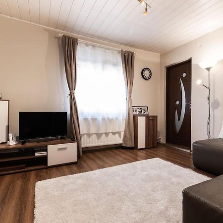 Cozy, Quiet & Family Friendly In Arad Apartment Exterior photo